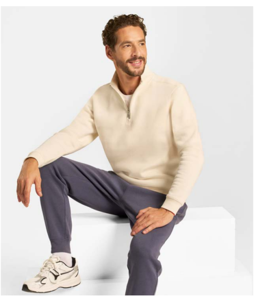 Sudaderas personalizadas en todos los colores y modelos
En nuestra empresa ofrecemos una amplia colección de sudaderas personalizadas en todos los colores, tallas y estilos. Disponemos de modelos con:


Sudaderas con capucha personalizadas


Sudaderas de cuello redondo


Sudaderas con cremallera completa


Sudaderas con media cremallera


Trabajamos diferentes gramajes y calidades, ideales para empresas, ropa laboral, peñas, colegios, equipos deportivos y eventos.
Realizamos la personalización mediante bordado profesional y transfer DTF, garantizando acabados duraderos, resistentes al lavado y con una excelente definición del diseño.
Si busca sudaderas personalizadas en Cantabria o soluciones textiles para su grupo o empresa, le asesoramos para elegir el modelo y la técnica de marcaje más adecuada.
Solicite presupuesto sin compromiso.