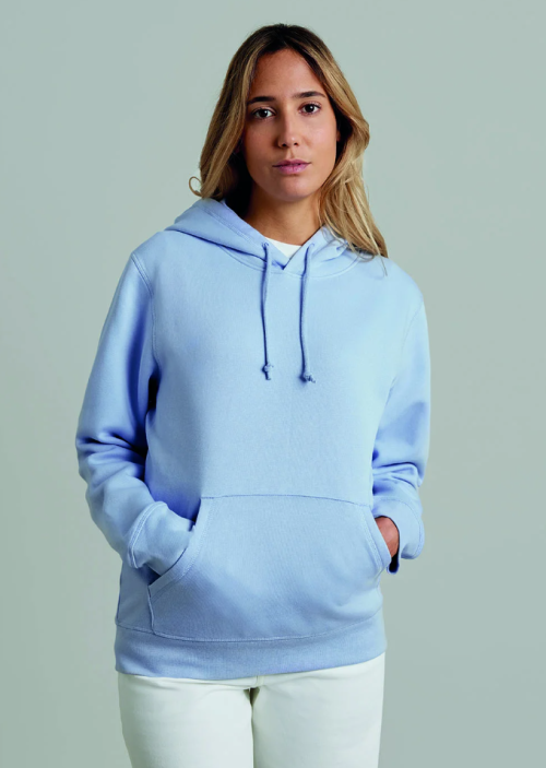 Sudaderas de mujer personalizadas
Disponemos de una amplia gama de sudaderas de mujer, diseñadas para ofrecer comodidad, resistencia y estilo. Trabajamos diferentes gramajes y acabados, adaptados a uso profesional, promocional, deportivo o casual.
En nuestro catálogo encontrará:


Sudaderas de mujer con capucha


Sudaderas femeninas de cuello redondo


Sudaderas de mujer con cremallera completa


Sudaderas con media cremallera


Nuestros modelos cuentan con cortes específicos femeninos, que garantizan un mejor ajuste y mayor comodidad.
Todas las sudaderas pueden personalizarse mediante bordado profesional o transfer DTF, incorporando logotipos, nombres o diseños propios con acabados duraderos y resistentes al lavado.
Le asesoramos en la elección del modelo y la técnica de personalización más adecuada para conseguir un resultado profesional y adaptado a su proyecto.
Solicite presupuesto sin compromiso.