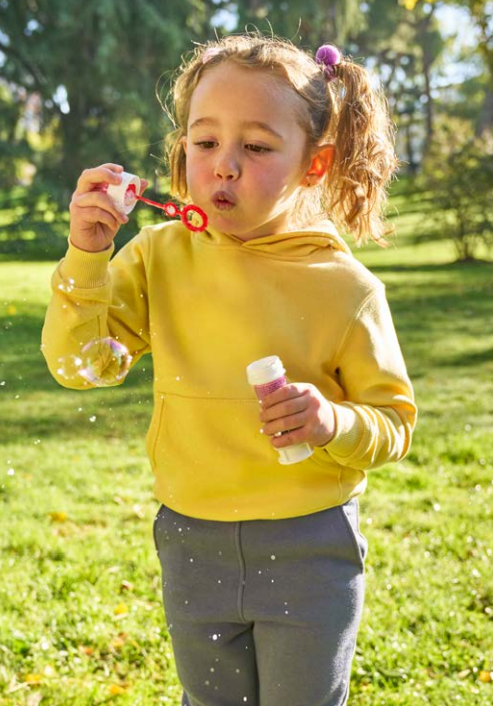 Sudaderas infantiles personalizadas
Disponemos de una amplia gama de sudaderas infantiles en todos los colores y en diferentes gramajes, diseñadas para ofrecer comodidad, resistencia y durabilidad en el uso diario. Contamos con modelos para niño y niña, adaptados a todas las edades.
En nuestro catálogo encontrará:


Sudaderas infantiles con capucha


Sudaderas de cuello redondo para niños


Sudaderas infantiles con cremallera completa


Sudaderas con media cremallera


Todas nuestras sudaderas pueden personalizarse mediante bordado profesional o transfer DTF, garantizando acabados de alta calidad y gran resistencia al lavado.
Son una opción ideal para colegios, actividades escolares, equipos deportivos, peñas infantiles y eventos. Le asesoramos para elegir el modelo y la técnica de personalización más adecuada según el uso y el diseño deseado.
Solicite presupuesto sin compromiso.
